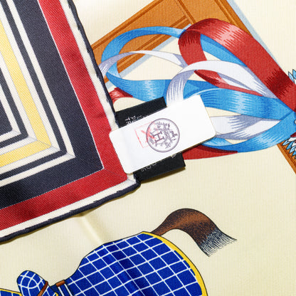 Hermes Scarf 90 Couvertures et Tenues de Jour - Creme Rouge Bleu - NWST - 2601291059